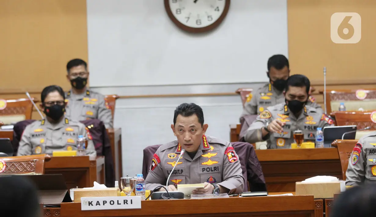 Kapolri Jenderal Pol Listyo Sigit Prabowo memberi paparan dalam rapat kerja bersama Komisi III DPR di di Kompleks Parlemen Senayan, Jakarta, Senin (24/1/2022). Raker terkait evaluasi kinerja dan capaian Polri selama tahun 2021, serta rencana penggunaan anggaran 2022. (Liputan6.com/Angga Yuniar)