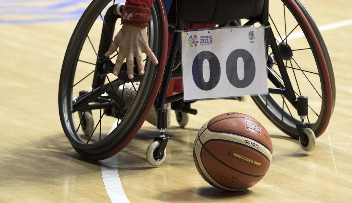 Tangan Sahar Heidari asal Iran berusaha menjangkau bola pada laga basket putri Asian Para Games 2018 antara Iran vs Kamboja di Hall Basket, Senayan, Minggu (7/10/2018).  (Bola.com/Peksi Cahyo)