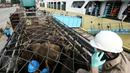 Petugas melakukan bongkar muat ratusan sapi kedalam truk yang baru saja tiba di Pelabuhan Tanjung Priok, Jakarta, Selasa (9/2). Sebanyak 500 ekor sapi asal NTT diangkut dengan kapal khusus ternak Camara Nusantara I. (Liputan6.com/Faizal Fanani)