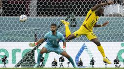 Enner Valencia menjadi pencetak gol sekaligus brace pertama di Piala Dunia 2022 saat laga pembuka antara tuan rumah Qatar melawan Ekuador di Stadion Al Bayt, Minggu (20/11/2022). Gol pertama Valencia dicetak pada menit ke-16 lewat tendangan penalti. Sementara gol keduanya dilcetak lewat tandukannya pada menit ke-31. Dua gol pemain Fenerbache tersebut berhasil membuat Ekuador menang 2-0 atas tuan rumah Qatar. (AP/Natacha Pisarenko)