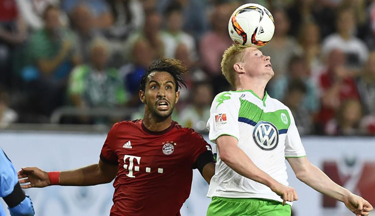 Kevin De Bruyne duel udara dengan Medhi Benatia pada laga German Supercup di Wolfsburg, Sabtu (1/8/205). De Bruyne pindah dari Wolfsburg ke Manchester City dengan nilai transfer 55 juta poundsterling. (AFP Photo/Tobias Schwarz)