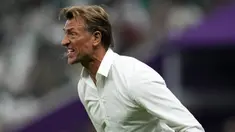 Timnas Arab Saudi yang mampu menghadirkan kejutan di laga awal Grup C dengan membekuk salah satu tim unggulan Argentina nyatanya harus tersingkir dan gagal lolos ke babak 16 besar Piala Dunia 2022. Usai mempecundangi Lionel Messi dkk, tim besutan Herve Renard tersebut harus kalah dalam dua laga berikutnya. Terakhir pada matchday ketiga, Arab Saudi takluk 1-2 dari Meksiko, meski sepanjang laga sang pelatih penuh totalitas memompa semangat para pemainnya. (AP/Manu Fernandez)
