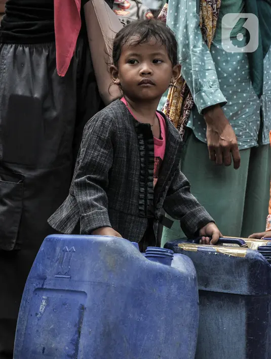 Seorang anak membawa jeriken dan galon saat berunjuk rasa di depan Kantor Balai Kota DKI Jakarta, Selasa (22/2/2022). Warga menyerahkan surat pengajuan air bersih ke Gubernur DKI Jakarta dan menuntut Pemprov DKI meminta PAM Jaya memberikan pelayanan air bersih. (merdeka.com/Iqbal S. Nugroho)