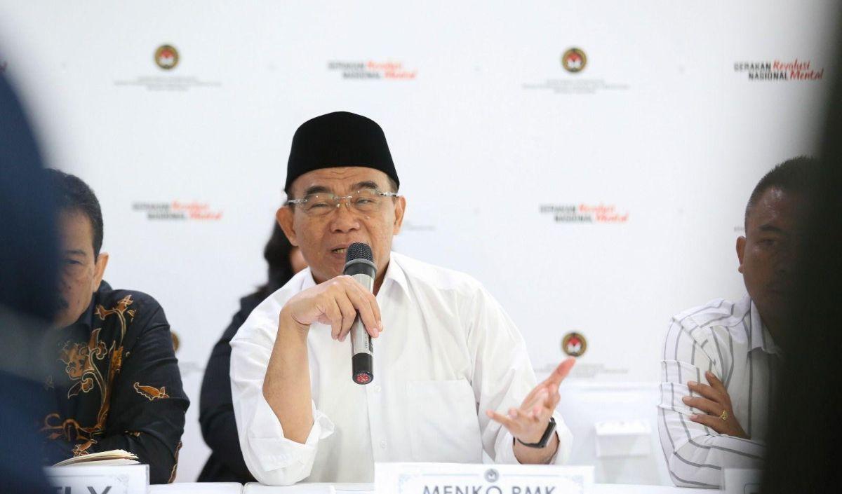 Muhadjir pun menyarankan kepada pimpinan Perguruan Tinggi Nasional (PTN) untuk mengubah pola pikir bergantung pada APBN dalam memenuhi operasional.