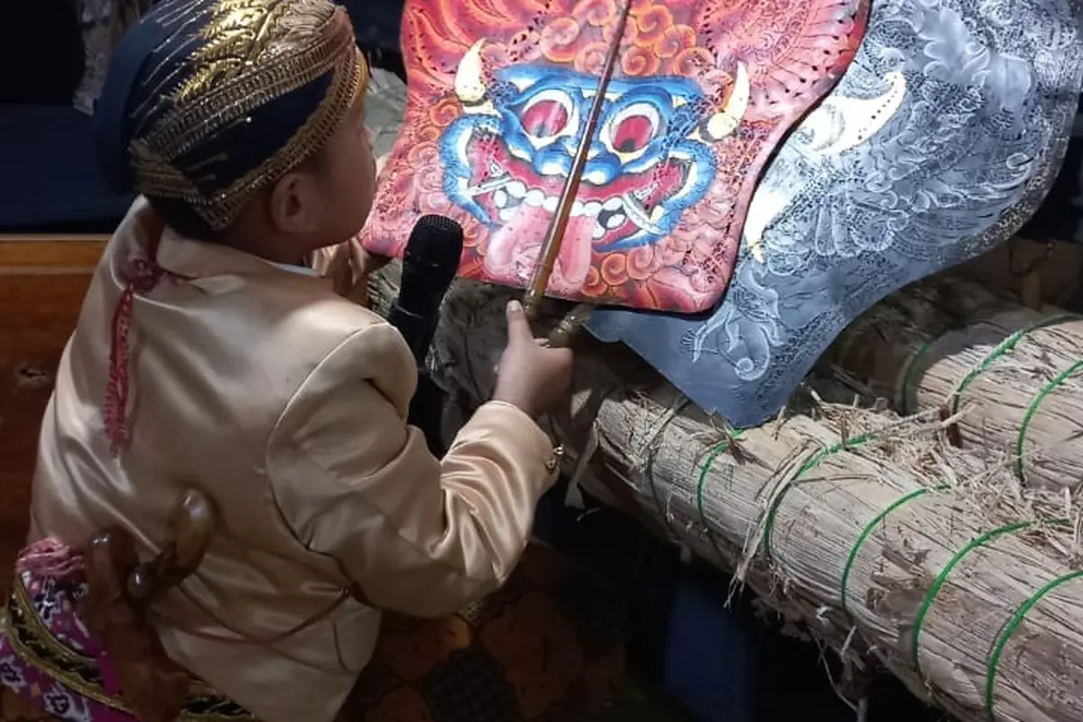 Kisah Dalang Cilik Asal Semarang yang Bermimpi Lestarikan Wayang hingga ke Luar Negeri