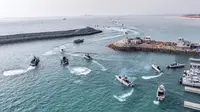 Dalam foto yang dirilis pada hari Rabu, 2 Agustus 2023 oleh Sepahnews dari Garda Revolusi Iran, speedboat Garda berpartisipasi dalam latihan di Teluk Persia. Militer AS sedang mempertimbangkan untuk menempatkan personel bersenjata di kapal-kapal komersial yang melintasi Selat Hormuz, dalam tindakan yang belum pernah terjadi sebelumnya yang bertujuan untuk menghentikan Iran dari menyita dan mengganggu kapal-kapal sipil, empat pejabat Amerika mengatakan kepada The Associated Press pada hari Kamis, 3 Agustus 2023. (Sepahnews via AP)