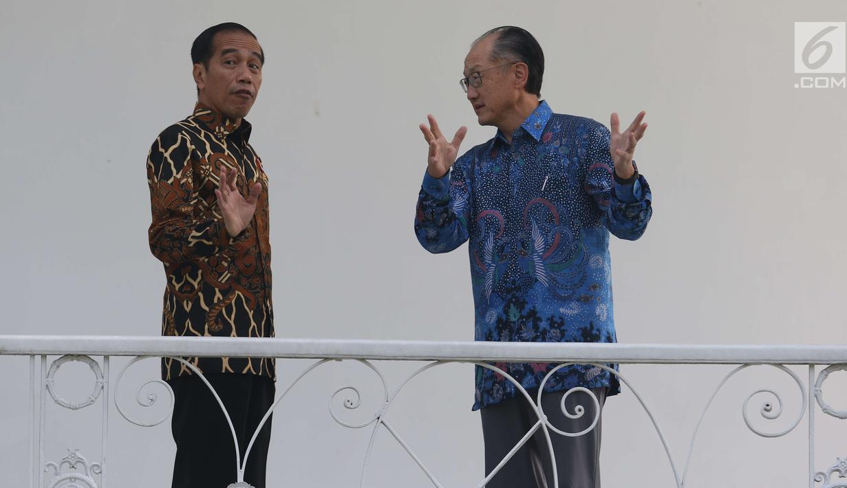 Presiden Joko Widodo (Jokowi) dan Presiden Bank Dunia Jim Yong Kim berbincang santai saat kunjungan kehormatan di beranda Istana Kepresidenan Bogor, Rabu (4/7). Pertemuan membahas persiapan Annual Meeting IMF-World Bank di Bali (Liputan6.com/Angga Yuniar)