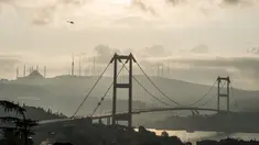 Foto yang diambil pada 11 November 2018 menunjukkan jembatan Bosphorus di Istanbul. Jembatan Bosphorus yang ikonik di Turki ini menghubungkan Ortakoy di sisi Eropa Istanbul, dengan Beylerbeyi di Anatolia, sisi Asia Istanbul. (BULENT KILIC / AFP)