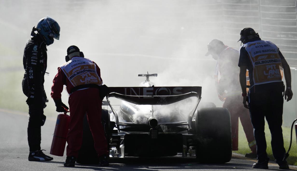 Drama lain terjadi pada Lap 18, yakni ketika mobil dari pembalap Mercedes, George Russell mengalami kebakaran. (AP/Pool/Simon Baker)
