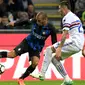 Gelandang Inter Milan, João Miranda berusaha melewati bek Sampdoria, Nicola Murru saat bertanding  pada lanjutan Liga Serie A Italia di San Siro, Milan (24/10). Inter menang atas Sampdoria 3-0. (AFP Photo/Miguel Medina)