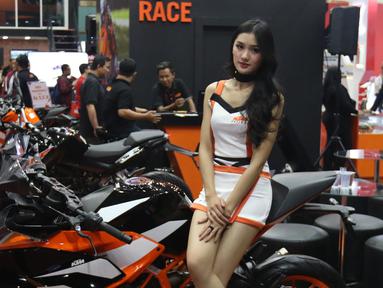 SPG duduk di sepeda motor KTM selama pameran Pameran Indonesia Motorcycle Show (IMOS) 2018 di JCC, Jakarta, Kamis (1/10). IMOS 2018  berlangsung pada 31 Oktober-4 November 2018. (Liputan6.com/Angga Yuniar)