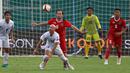 Penampilan Marc Klok pada laga ini juga jauh lebih baik daripada dua laga sebelumnya. Ia mampu mengalirkan bola dari lini belakang ke depan maupun dari sisi kiri ke kanan dengan baik. Sayangnya, Klok belum mampu memberikan assist maupun gol untuk skuat Garuda Muda. (Bola.com/Ikhwan Yanuar)