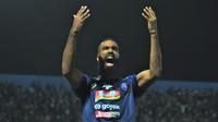 Penyerang Arema FC, Sylvano Comvalius melakukan selebrasi setelah menjebol gawang PSM Makassar dalam lanjutan Shopee Liga 1 di Stadion Kanjuruhan, Kabupaten Malang, Rabu (2/10/2019). (Bola.com/Iwan Setiawan)
