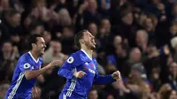 Gelandang Chelsea, Eden Hazard (kanan) memperlihatkan ekspresi gembira usai mencetak gol ke gawang Everton, pada laga lanjutan Premier League 2016-2017, di Stadion Stamford Bridge, Sabtu (5/11/2016) malam WIB.  (Reuters/Hannah McKay)