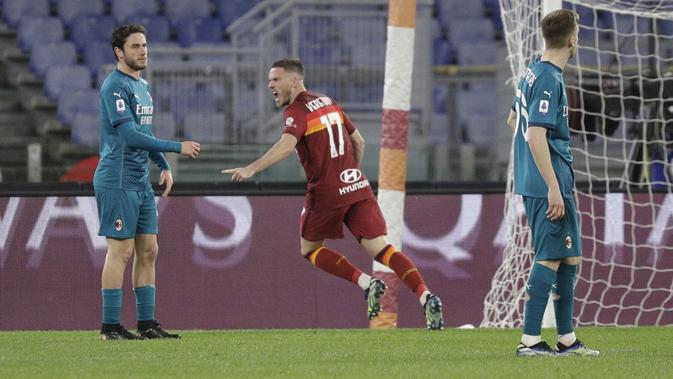 Gelandang AS Roma, Jordan Veretout berselebrasi usai mencetak gol ke gawang AC Milan pada pertandingan lanjutan Liga Serie A Italia di stadion Olimpiade, Italia,Senin (1/3/2021). Hasil ini membuat AC Milan menempel ketat rival mereka Inter Milan  di puncak klasemen. (AP Photo/Gregorio Borgia)
