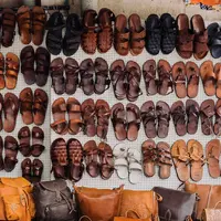 Ilustrasi sendal. (Foto: Unsplash/Adam Jang)