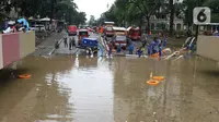 Petugas melakukan penyedotan air yang merendam underpass Kemayoran, Jakarta, Minggu (2/2/2020). Akibat hujan yang cukup lama di kawasan tersebut membuat underpass tersebut terendam air hingga ketinggian 5 meter. (Liputan6.com/Angga Yuniar)