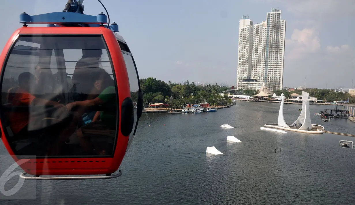 Pengunjung menggunakan wahana Gondola untuk menikmati area wisata Ancol, Jakarta, Sabtu (18/7/2015). Wisata pantai Ancol masih menjadi pilihan favorit warga Jakarta untuk mengisi libur lebaran kedua ini bersama keluarga. (Liputan6.com/JohanTallo)