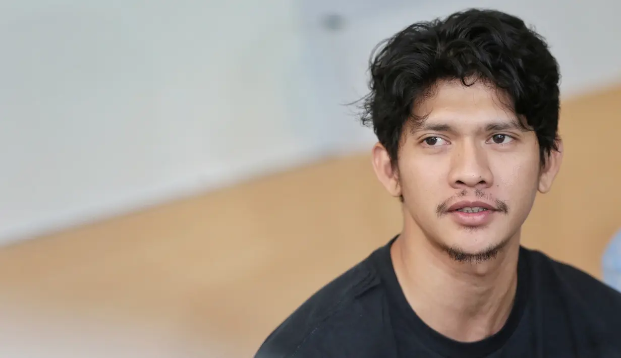 Aktor film 33 tahun itu mengaku belum terbiasa beradegan romantis. Apalagi dalam film Headshot ia berperan sebagai Ismail yang tertarik dengan suster cantik Airin yang diperankan oleh Chelsea Islan. (Adrian Putra/Bintang.com)