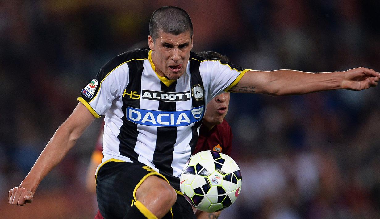 Stipe Perica yang diboyong dari NK Zadar dengan biaya Rp42 miliar pada 2013 tak pernah sekalipun tampil bersama Chelsea. Sempat dipinjamkan ke NAC Breda dan Udinese, Perica dilepas secara permanen ke Maccabi Tel Aviv pada 1 Juli 2016 dan telah tampil reguler saat ini. (AFP/Filippo Monteforte)