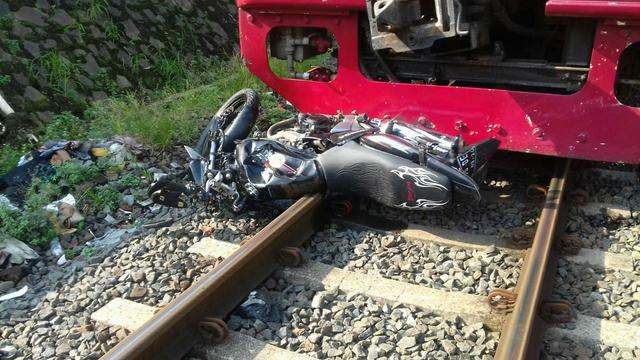 Nekat Terobos Perlintasan Krl Di Pasar Minggu 2 Marinir Tewas Tertabrak Kereta Lip 1204