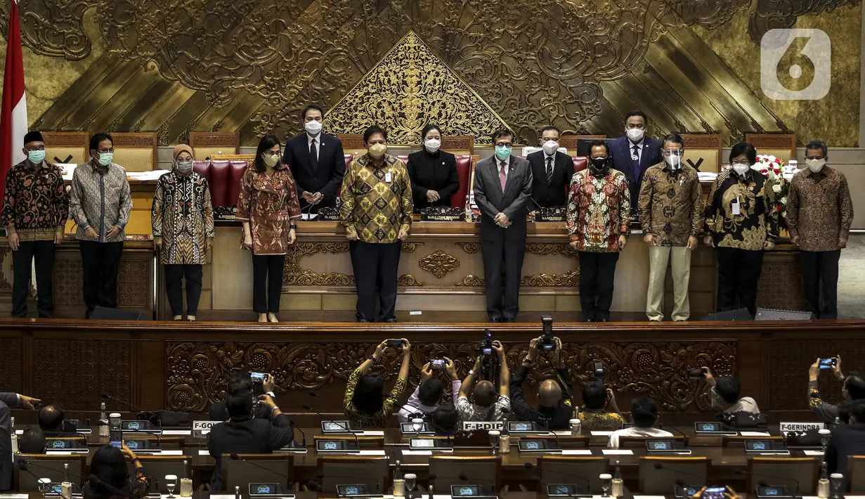 Sejumlah menteri kabinet Indonesia Maju foto bersama Pimpinan DPR usai pengesahan UU Cipta Kerja pada Rapat Paripurna di Kompleks Parlemen, Jakarta (5/10/2020). Rapat tersebut membahas berbagai agenda, salah satunya mengesahkan RUU Omnibus Law Cipta Kerja menjadi UU. (Liputan6.com/Johan Tallo)