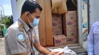 KKP menyerahkan bantuan 2,2 ton ikan kepada panti asuhan dan masyarakat terdampak pandemi Covid-19 di kota Batam. (Liputan6.com/ Ajang Nurdin)