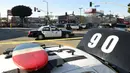 Sejumlah mobil polisi terlihat di dekat sebuah restoran cepat saji, di Hollywood, California, setelah aksi penyerangan dengan pisau, Selasa (31/1). Seorang pria melakukan penusukan membabi-buta di jalan dan pengunjung restoran (Robyn Beck/AFP)