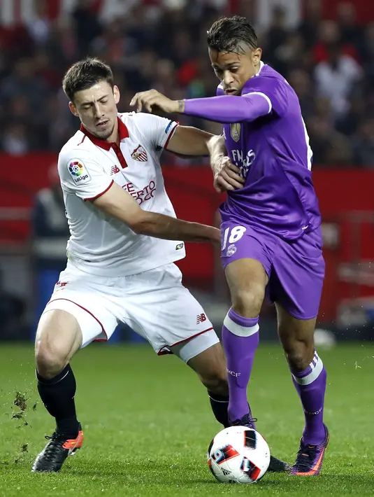 Bek Sevilla yang lahir di Beauvais, Perancis, Clement Lenglet (kiri) ikut ambil bagian sebagai legiun Prancis yang mewarnai laga Sevilla FC  melawan Real Madrid. (EPA/Julio Munoz)