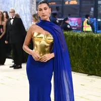 Ia hadir dengan look yang jauh lebih bold dan konseptual, seolah menghidupkan karakter dewi Yunani modern di tengah karpet merah. [@metgalaofficial_].