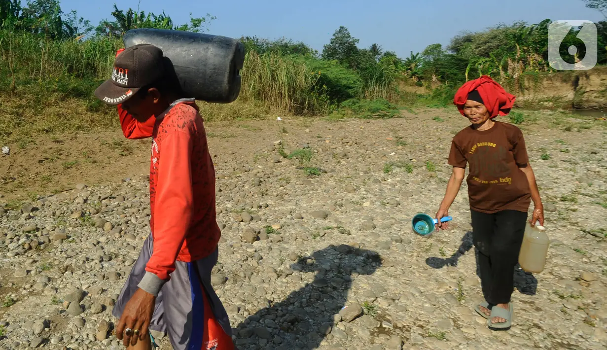Saban hari, warga membawa berbagai jeriken hingga ember untuk mengangkut air dari galian sumur di tengah Sungai Cihoe. Air itu dimanfaatkan warga untuk mandi hingga memasak. (merdeka.com/Arie Basuki)