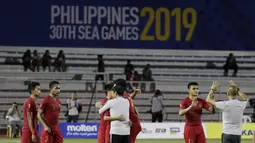 Para pemain dan official Timnas Indonesia U-22 merayakan kemenangan atas Myanmar U-22 pada semifinal SEA Games 2019 di Stadion Rizal Memorial, Manila, Sabtu (7/12). Indonesia menang 4-2 atas Myanmar. (Bola.com/M Iqbal Ichsan)