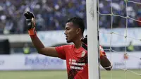 Kiper Sriwijaya FC, Teja Paku Alam, memberikan instruksi saat melawan Persib Bandung pada laga Grup A Piala Presiden di Stadion GBLA, Bandung, Selasa (16/1/2018). Persib menang 1-0 atas Sriwijaya FC. (Bola.com/M Iqbal Ichsan)