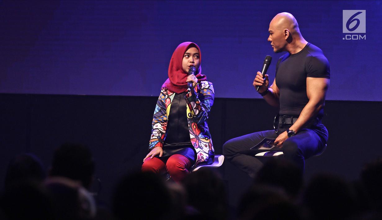 Presenter Deddy Corbuzier bersama selebgram Ria Ricis saat jadi pembicara di  XYZ DAY 2018  di The Hall Senayan City, Jakarta, Rabu (25/4). XYZ Day merupakan sebuah konferensi inspirasi multigenerasi. (Liputan6.com/Herman Zakharia)