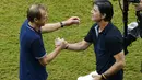 Pelatih Timnas AS, Juergen Klinsmann (kiri) bersalaman dengan Joachim Loew (Jerman) setelah berlaga di penyisihan Piala Dunia 2014 Grup G di Stadion Pernambuco, Recife, Brasil, (26/6/2014). (REUTERS/Ruben Sprich) 
