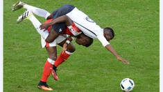 Pemain Prancis, Paul Pogba (atas), berebut bola dengan pemain Swiss, Breel Embolo, pada laga terakhir Grup A Piala Eropa 2016 di Stade Pierre Mauroy, Lille, Senin (20/6/2016) dini hari WIB. (AFP/Denis Charlet)