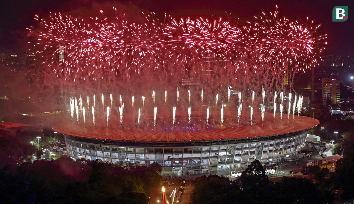 Suasana pesta kembang api saat pembukaan Asian Games di SUGBK, Jakarta, Sabtu, (18/8/2018). Pesta kembang api membuat langit Jakarta semakin gemerlap. (Bola.com/Peksi Cahyo)