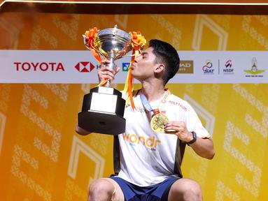 Tunggal putra Indonesia, Moh. Zaki Ubaidillah berfoto dengan piala usai memastikan diri menjadi juara Thailand Masters 2026 yang berlangsung di Stadion Nimibutr, Bangkok, Thailand, Minggu (1/2/2026) sore WIB. (Dok. PBSI)