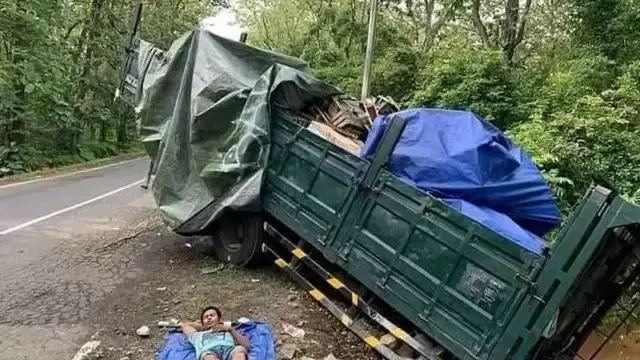 7 Potret Kocak Orang Lagi Santai dalam Perjalanan Ini Bikin Geleng Kepala