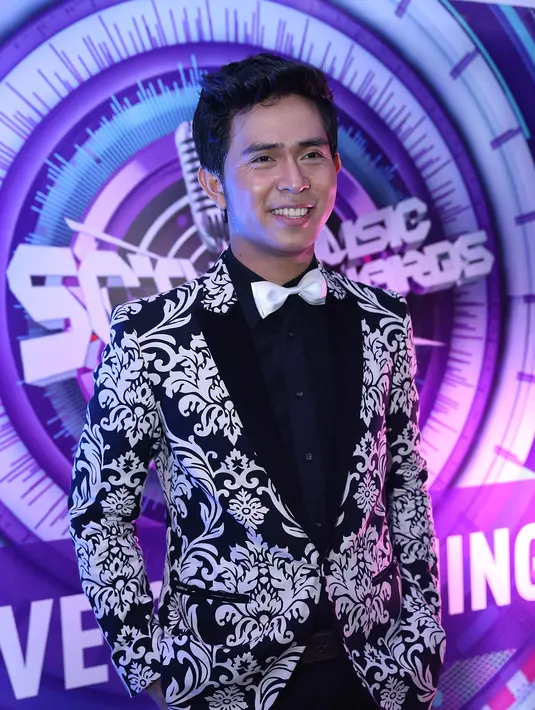 Kedekatannya tidak hanya terjadi di atas panggung, tapi juga diluar. Bahkan kedua penyanyi ini menganggap seperti kakak beradik. (Nurwahyunan/Bintang.com)