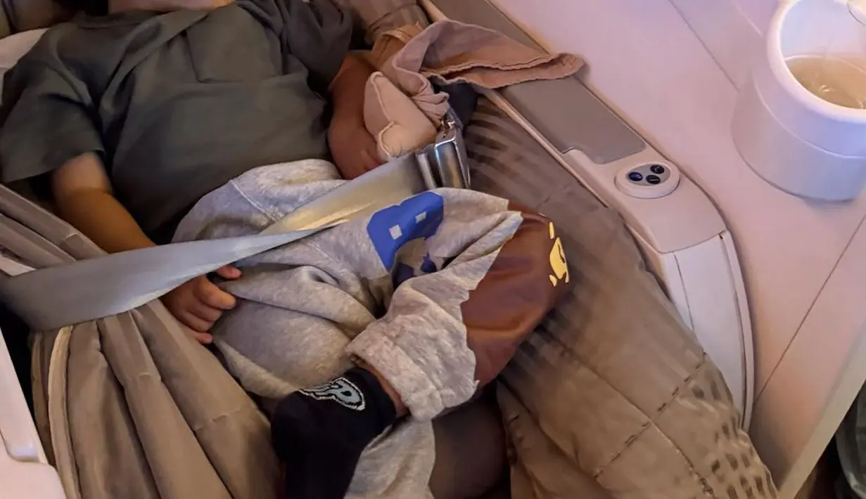 Jennifer Bachdim pergi ke London dengan empat anaknya tanpa didampingi Irfan Bachdim. [Foto: Instagram/jenniferbachdim]