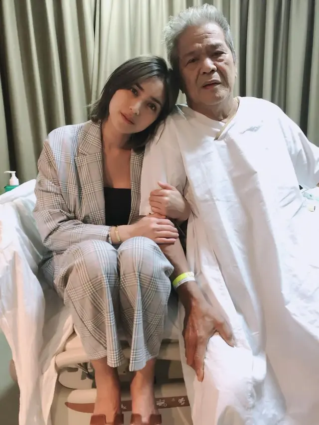 Jarang Tersorot, Ini 6 Momen Kebersamaan Jessica Iskandar dan Ayah