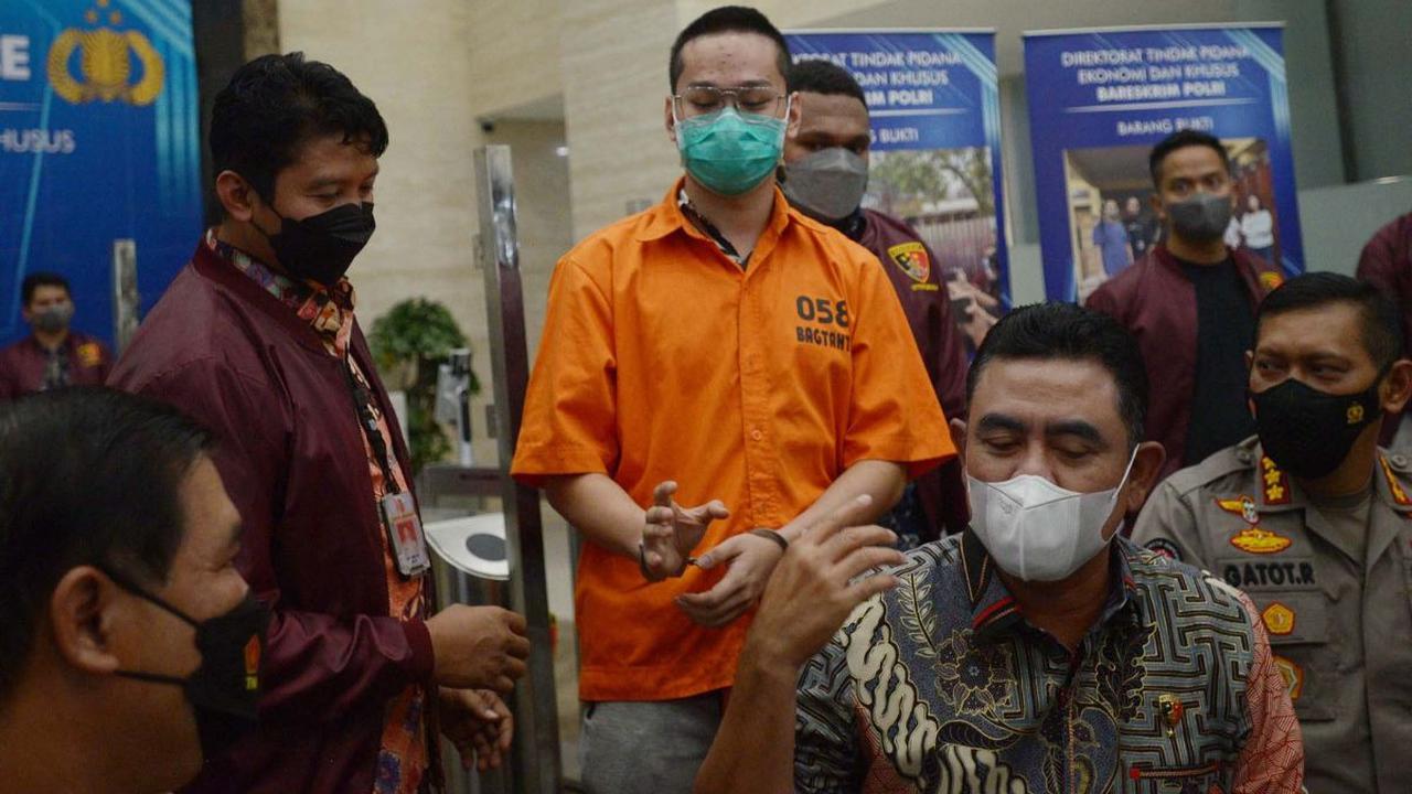Berdasarkan putusan MA, Indra Kenz dihukum 10 tahun penjara dengan denda Rp5 miliar.