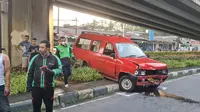 Sebuah angkot berwarna merah menabrak pejalan kaki dan pos polisi di Jalan Raya Lenteng Agung, Jagakarsa, Jakarta Selatan, Senin (4/3/2024) sore. Seorang penumpang bahkan terlempar keluar dari dalam angkot. (Foto: Istimewa)