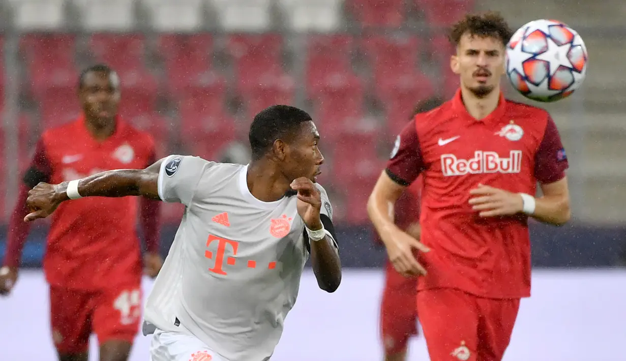 Bek Bayern Munchen, David Alaba, berebut bola dengan penyerang Salzburg, Mergim Berisha, pada laga lanjutan Liga Champions 2020/2021 di Stadioin Wals-Siezenheim, Rabu (4/11/2020) dini hari WIB. Bayern Munchen menang 6-2 atas Salzburg. (AFP/Barbara Gindl/APA)