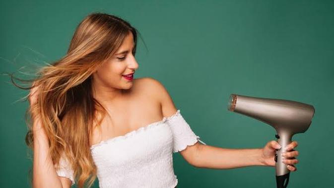 Ilustrasi penggunaan hair dryer. (dok. freepik/Novi Thedora)