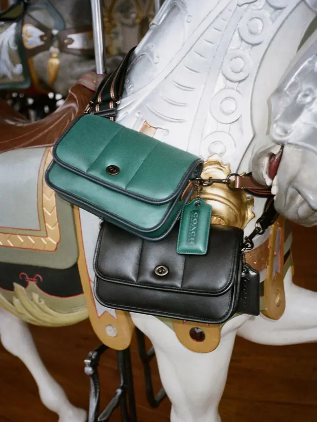 Inspirasi Outfit Merayakan Momen Akhir Tahun dengan Tas Andalan Coach