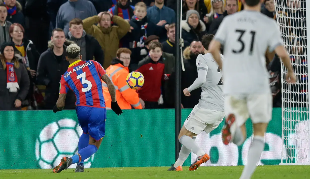 Pemain Crystal Palace Patrick van Aanholt melakukan tendangan yang akhirnya membuahkan gol untuk timnya saat menjamu Manchester United dalam pertandingan Liga Inggris di Selhurst Park, London (5/3). (AP Photo/Tim Ireland)