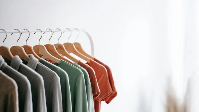 Kemeja Putih Favoritmu Mulai Kusam? Ini 5 Tips Merawatnya yang Bisa Kamu Coba [Dok/pexels.com]