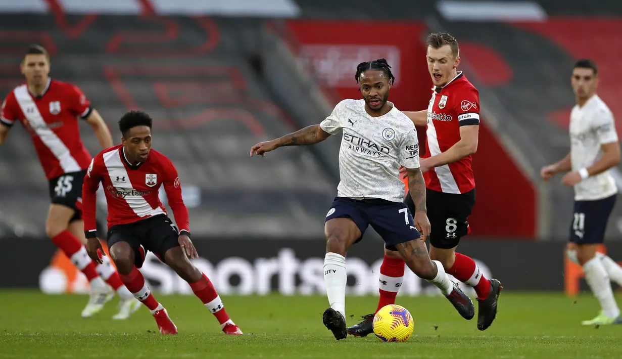 Gelandang Manchester City, Raheem Sterling (kanan), melepaskan umpan dalam laga lanjutan Liga Inggris pekan ke-14 melawan Southampton di St. Mary's Stadium, Southampton, Sabtu (19/12/2020). Manchester City menang 1-0 atas Southampton. (AFP/Paul Childs/Pool)
